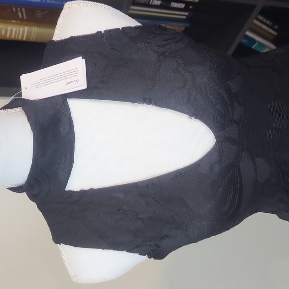 GUESS Black Agnes Mock Neck Cutout Sleeveless Lace Overlay Top - Picture 3 of 14